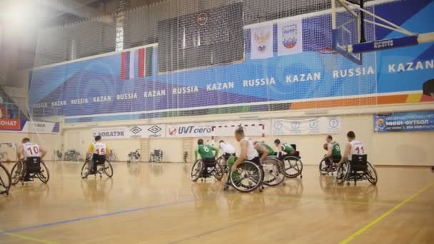 Fevereiro, 2018 - Kazan, Rússia - Desportistas com deficiência joga basquete em cadeira de rodas, câmera lenta — Vídeo de Stock