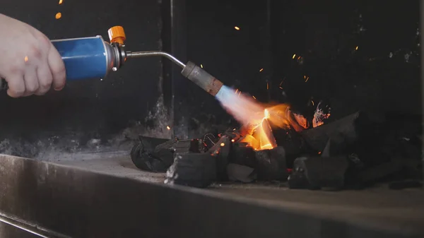 Entzünden von Holzkohle im Grillofen — Stockfoto