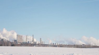 Sanayi kenti ve büyük enerji ve kimyasal bitki boru ve tank ile manzarası