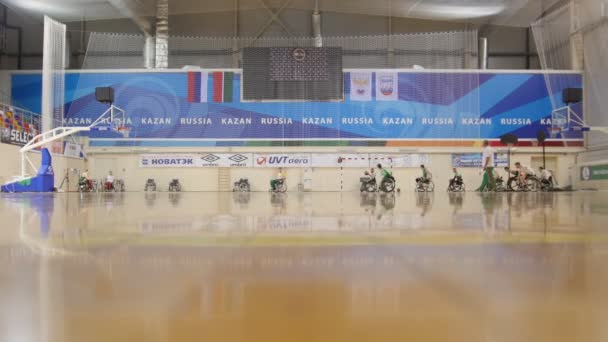 Febrero, 2018 - Kazan, Rusia - Entrenamiento de deportistas discapacitados - jugando baloncesto en silla de ruedas — Vídeo de stock