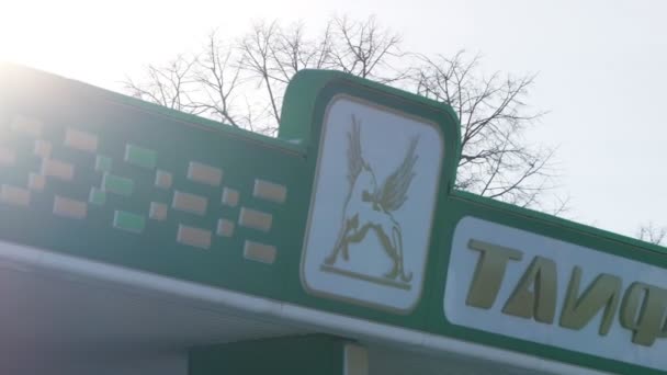 Nizhnekamsk, Federacja Rosyjska - marca, 2018: znak stacji benzynowej i spółki naftowej Taif — Wideo stockowe