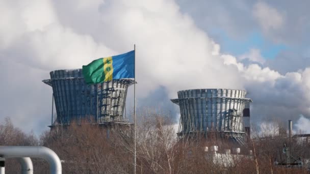 Nizhnekamsk, Ρωσία - Μαρτίου 2018: σωλήνες μεγάλες χημικές και ηλεκτροπαραγωγής με εκπομπές, σημαία της πόλης σε πρώτο πλάνο — Αρχείο Βίντεο