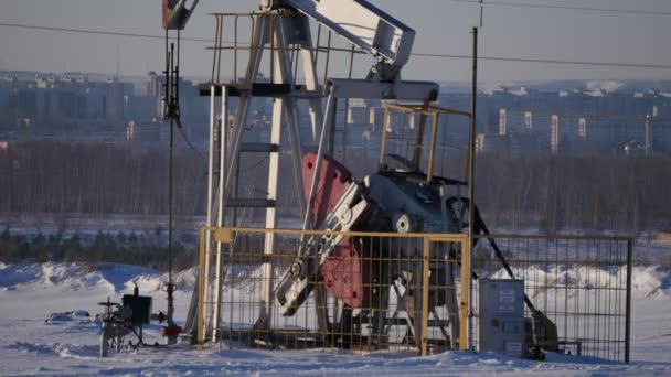 Jednostka operacyjna dla produkcji ropy naftowej na tle miasta — Wideo stockowe