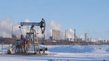 Pompalar, ham petrol üretimi ve petrokimya tesisi için işletim