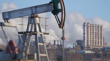 Ham petrol ve petrokimya bir ayıklama için çalışan bir pompa Close-Up borular emisyon bitkiler