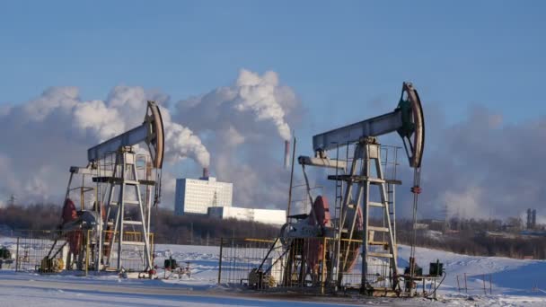 Pompalar, Petrokimya tesisi arka planı ham petrol üretimi için çalışma — Stok video