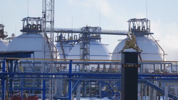 Nizhnekamsk, 俄罗斯-2018年3月-石油公司的标志, 工业企业的塔伊夫坦克, 管道和金属结构 — 图库视频影像