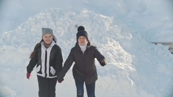Buz pateni ve konuşmuyor, yavaş hareket iki genç kız — Stok video
