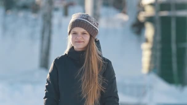 Portré napsütötte tizenéves lány téli ruhát visel kívül télen — Stock videók