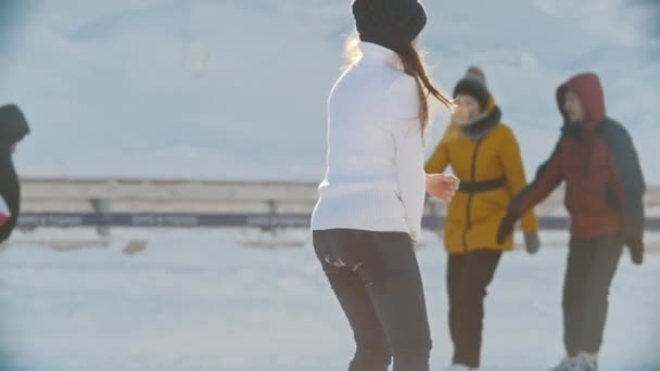 Menina adolescente habilmente patinando no ringue de gelo público — Vídeo de Stock