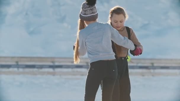 Dvě teen přítelkyně naučit se bruslit a baví — Stock video