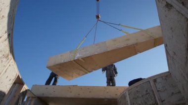 Görünüm üzerinden evin içinde - hasır ahşap blok daire ekoloji house için çalışma inşaat vinç kaldırıyor
