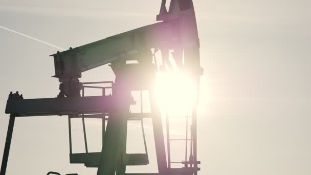 Nahaufnahme einer funktionierenden Ölpumpe an einem sonnigen Tag — Stockvideo