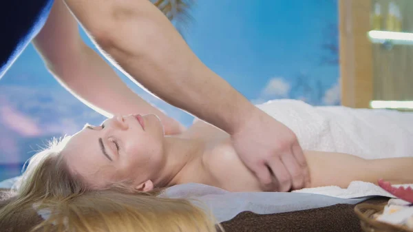 Massage parlor - man doing relaxing therapy for a young blonde woman — Stock Photo, Image