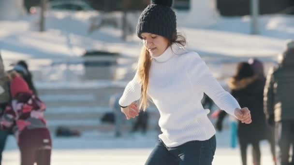 Πορτρέτο της Ρωσίας σκέιτερ κορίτσι έφηβος επιδέξια πατινάζ στον δημόσιο παγοδρόμιο — Αρχείο Βίντεο