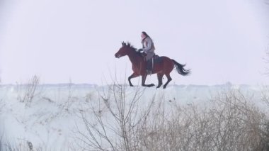 Genç kadın üzerinde SnowLy kırmızı ata - yavaş hareket açık dörtnala