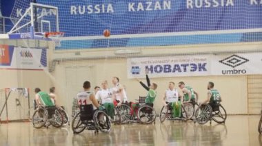 Şubat, 2018 - Kazan, Rusya Federasyonu - Engelli sporcular çalış tekerlekli sandalye basketbol, ağır çekim