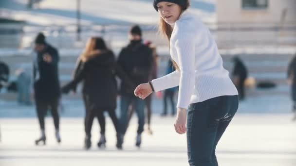 公共のアイス スケート場でスケートを巧みにロシアのスケーターの十代の少女の肖像画 — ストック動画