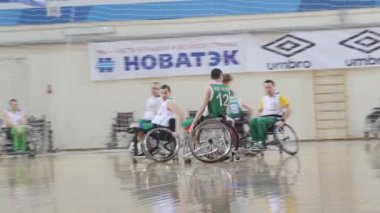 Şubat, 2018 - Kazan, Rusya Federasyonu - Engelli sporcu eğitim - erkekler tekerlekli sandalye basketbol oynuyor