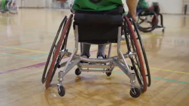 Februari, 2018 - Kazan, Rusland - Training voor gehandicapte sporters - mannen speelt rolstoelbasketbal — Stockvideo