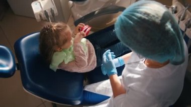 Diş hekimi resepsiyonda kız, stomatologist Childs'ın diş gülümseyen sevimli ve yaramaz kız inceliyor
