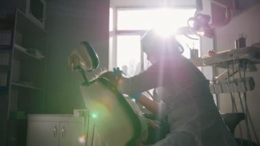 Diş hekimi resepsiyonda kız, stomatologist Childs'ın diş inceliyor.