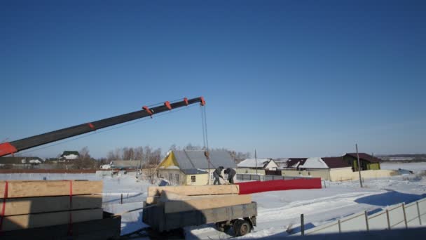 Sitio de construcción de invierno - los trabajadores crean casa de campo con bloque de paja de madera — Vídeos de Stock