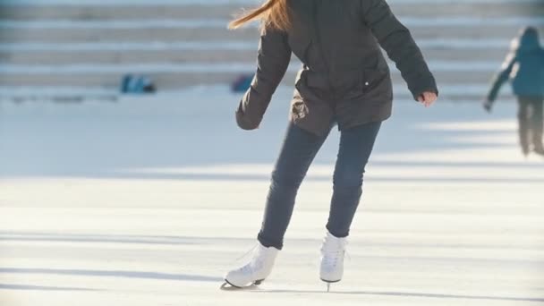 Adolescente russe patiner habilement et passer du temps sur la patinoire publique — Video