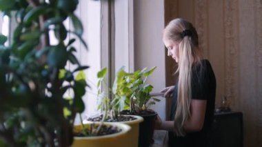 Bir genç kız ev, kaymak, çiçek sulama