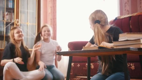 Meninas adolescentes se divertindo e evitar fazer aulas — Vídeo de Stock