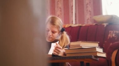 Kız teen evde ders yapıyor