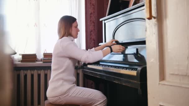 Tjej tonåring stängt locket på pianot — Stockvideo