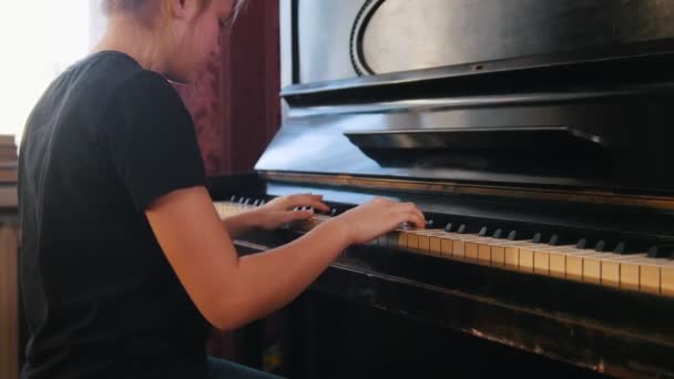 Chica adolescente juega en el piano — Vídeo de stock