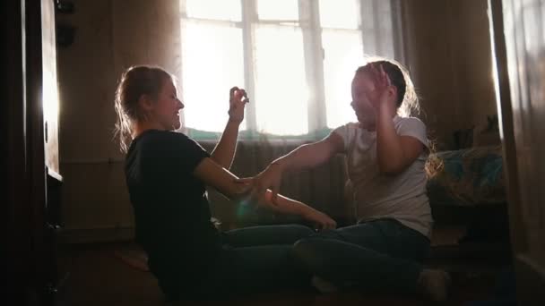 Tonåring flickor spelar hemma rum - slow motion — Stockvideo