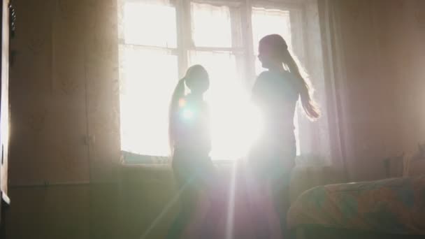 Spininng ευτυχισμένη κορίτσια στο σπίτι μπροστά από τον ήλιο — Αρχείο Βίντεο