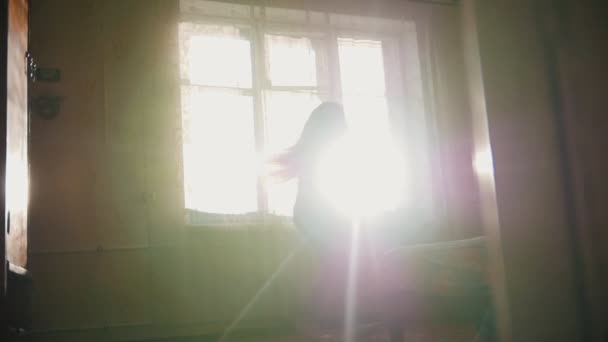 Όμορφο κοριτσάκι έχοντας διασκέδαση στο σπίτι δωμάτιο - παίζοντας μπροστά από το παράθυρο — Αρχείο Βίντεο
