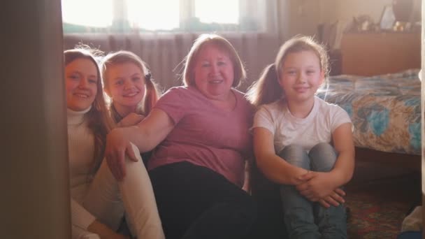 Lyckliga familjen fotograferade - tre tonårstjejer och mormor — Stockvideo