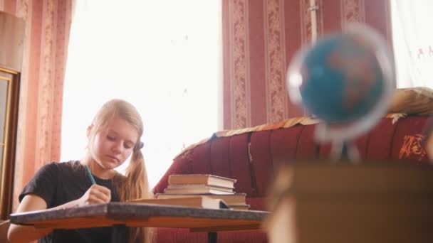 Fille adolescent faire des leçons à la maison — Video