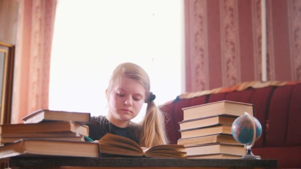 Девочка-подросток делает уроки дома — стоковое видео