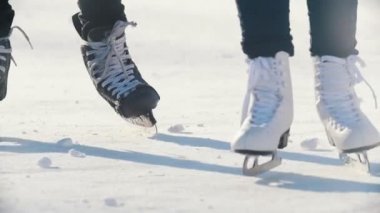 Buz pistinde buz pateni artistik paten kızlar bacaklar Close-Up