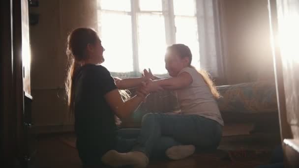 Duas meninas adolescentes rindo e jogando - câmera lenta — Vídeo de Stock