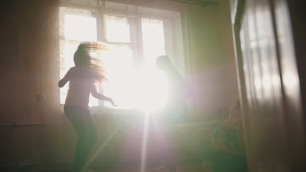 Zusjes spelen en lachend thuis kamer - vertraagd — Stockvideo