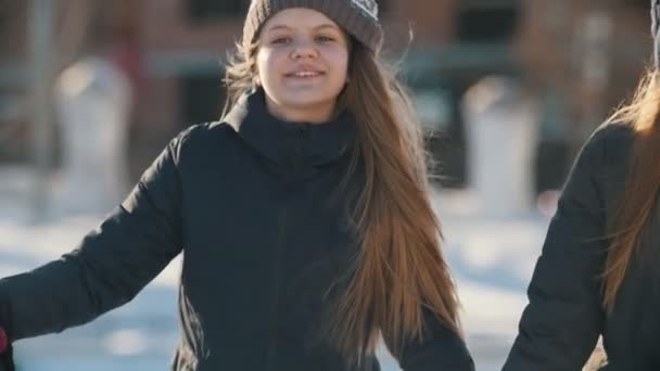 Zwei Teenager-Freundinnen skaten und halten einander an den Händen — Stockvideo