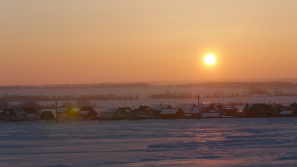 Zonsopgang boven bevroren sneeuw bedekte Russische rustieke landschap, Panorama — Stockvideo