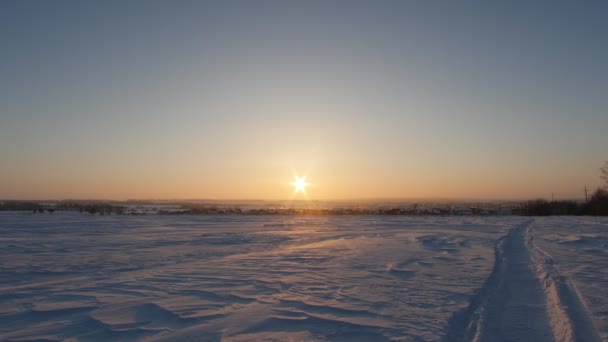 Схід сонця над зимовим засніженим селом — стокове відео