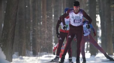 Kazan, Rusya - Mart, 2018: Kazan Kayak Maratonu kış ormanda çalışan sporcular kayakçı