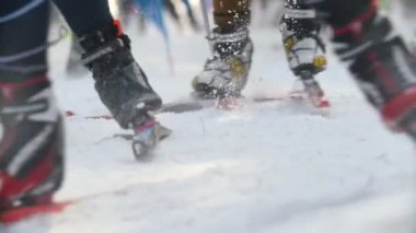 Kazan, Rusya - Mart, 2018: çok sayıda kayak yarışı, ayakları üzerinde odak katılanlar close-up