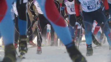 Kazan, Rusya - Mart, 2018: Kayak Maratonu, yarışın başında büyük bir grup çalışan erkekler kayakçı
