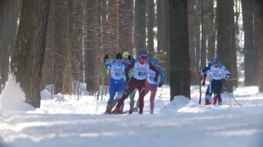 Kazan, Rusya - Mart, 2018: Görünüm profesyonel kayakçı Kayak Maratonu katılan yaklaşan grubunun