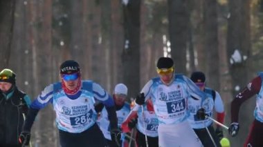 Kazan, Rusya - Mart, 2018: Kayak Maratonu çalışan profesyonel sporcular kayakçı